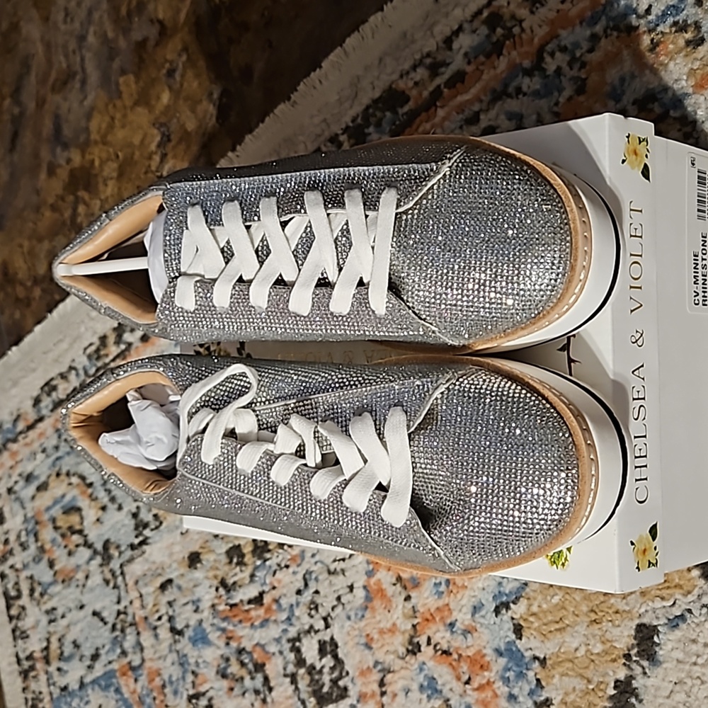 Tennis shoes